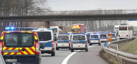 Polizisten aus Deutschland, Frankreich und Belgien kontrollierten PSG-Fans bei Aachen.<br />Bild: Bundespolizeiinspektion Aachen”><figcaption>Polizisten aus Deutschland, Frankreich und Belgien kontrollierten PSG-Fans bei Aachen.<br />Bild: Bundespolizeiinspektion Aachen</figcaption></figure>
<figure><img decoding=