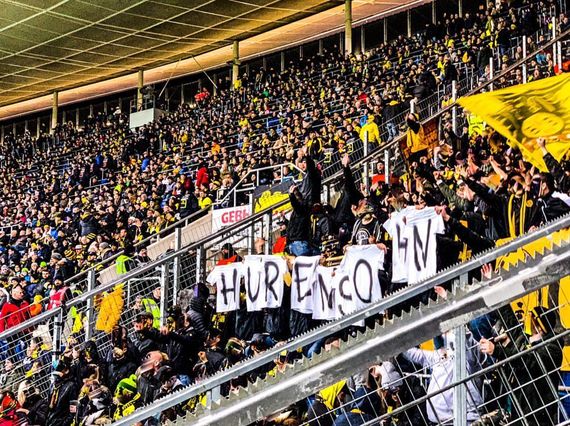 T-Shirt-Aktion von BVB-Fans beim letzten Gastspiel in Sinsheim.<br />Bild: saison_tagebuch”><figcaption>T-Shirt-Aktion von BVB-Fans beim letzten Gastspiel in Sinsheim.<br />Bild: saison_tagebuch</figcaption></figure>
<figure><img decoding=