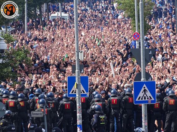 Waldhof-Fans beim letzten Derby in der Pfalz.<br />Bild: Unterwegs in Sachen Fussball – www.uisf.de”><figcaption>Waldhof-Fans beim letzten Derby in der Pfalz.<br />Bild: Unterwegs in Sachen Fussball – www.uisf.de</figcaption></figure>
                </div>
                
                <!-- YouTube (Meta-Feld) -->
                
            </div>
        </article>

                <script>
        (function() {
            var root = document.querySelector('.ff-single-news-gallery');
            if (!root) return;
            var slides = root.querySelectorAll('.ff-single-news-gallery-slide');
            var dots = root.querySelectorAll('.ff-single-news-gallery-dot');
            var prev = root.querySelector('.ff-single-news-gallery-prev');
            var next = root.querySelector('.ff-single-news-gallery-next');
            var n = slides.length;
            if (n < 2) return;
            var i = 0;
            function closeAllImgInfo() {
                root.querySelectorAll('.ff-fv-img-info-host.is-info-open').forEach(function(host) {
                    host.classList.remove('is-info-open');
                    var b = host.querySelector('.ff-fv-img-info-btn');
                    var p = host.querySelector('.ff-fv-img-info-panel');
                    if (b) b.setAttribute('aria-expanded', 'false');
                    if (p) p.setAttribute('aria-hidden', 'true');
                });
            }
            function show(idx) {
                closeAllImgInfo();
                i = ((idx % n) + n) % n;
                for (var s = 0; s < n; s++) {
                    if (s === i) slides[s].removeAttribute('hidden'); else slides[s].setAttribute('hidden', '');
                }
                for (var s = 0; s < dots.length; s++) {
                    dots[s].classList.toggle('is-active', s === i);
                    dots[s].setAttribute('aria-selected', s === i ? 'true' : 'false');
                }
            }
            if (prev) prev.addEventListener('click', function() { show(i - 1); });
            if (next) next.addEventListener('click', function() { show(i + 1); });
            for (var d = 0; d < dots.length; d++) {
                (function(di) { dots[di].addEventListener('click', function() { show(di); }); })(d);
            }
        })();
        </script>
        
        <!-- Kommentare -->
                <section class=