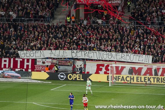 Spruchband der Mainz 05-Fans zum Thema beim Heimspiel gegen Schalke 04.<br />Bild: rheinhessen-on-tour.de”><figcaption>Spruchband der Mainz 05-Fans zum Thema beim Heimspiel gegen Schalke 04.<br />Bild: rheinhessen-on-tour.de</figcaption></figure>
<figure><img decoding=