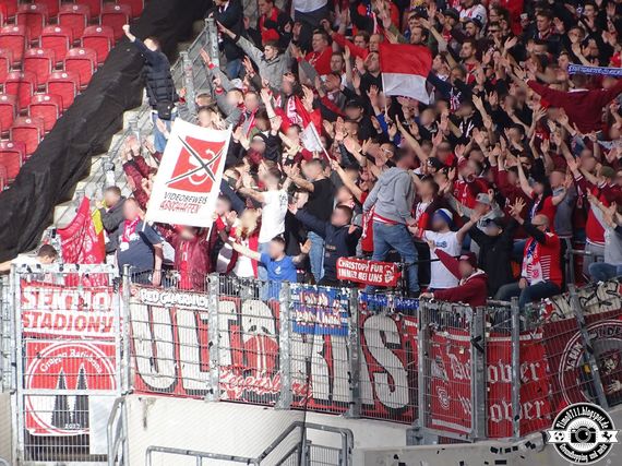 Wegen Zugausfällen kamen viele Regensburg-Fans erst verspätet in Stuttgart an.<br />Bild: timo0711.blogspot.de”><figcaption>Wegen Zugausfällen kamen viele Regensburg-Fans erst verspätet in Stuttgart an.<br />Bild: timo0711.blogspot.de</figcaption></figure>
<figure><img decoding=