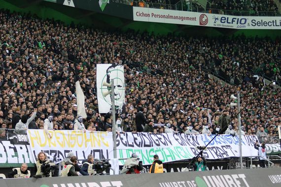 Mit diesem Plakat beleidigten Gladbacher Ultras die Ultras vom BVB, Dietmar Hopp und den DFB.<br />Bild: Dirk Päffgen”><figcaption>Mit diesem Plakat beleidigten Gladbacher Ultras die Ultras vom BVB, Dietmar Hopp und den DFB.<br />Bild: Dirk Päffgen</figcaption></figure>
<figure><img decoding=
