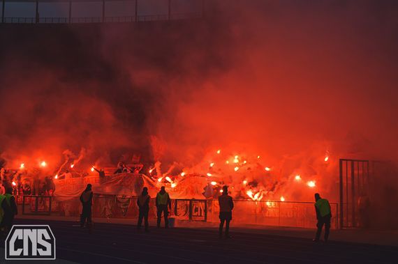 Die Pyroaktion im Gästeblock.<br />Bild: Coloniacs.com”><figcaption>Die Pyroaktion im Gästeblock.<br />Bild: Coloniacs.com</figcaption></figure>
<figure><img decoding=