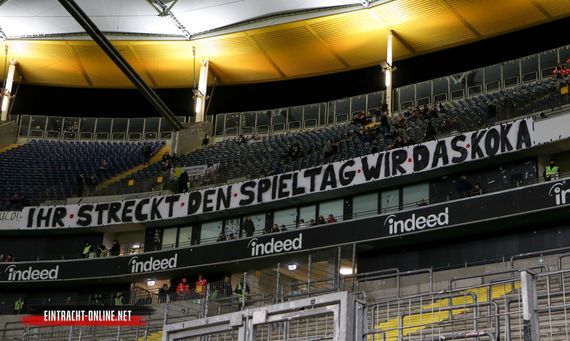 Spruchband in der Nordwestkurve.<br />Bild: Eintracht-Online.net”><figcaption>Spruchband in der Nordwestkurve.<br />Bild: Eintracht-Online.net</figcaption></figure>
<figure><img decoding=