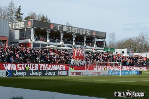 Die antirassistische Choreografie der Würzburger Kickers-Fans.<br />Bild: b-block-wuerzburg.de”><figcaption>Die antirassistische Choreografie der Würzburger Kickers-Fans.<br />Bild: b-block-wuerzburg.de</figcaption></figure>
<figure><img decoding=