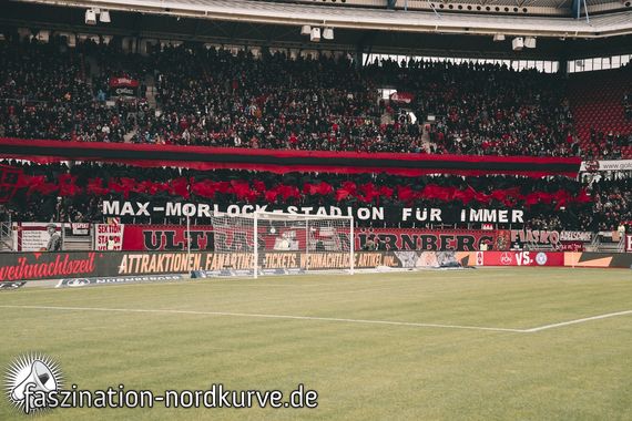 In der Nordkurve Nürnberg nahmen Aktionen mit dem Namen Max-Morlock-Stadion zuletzt wieder zu.<br />Bild: Faszination-Nordkurve.de”><figcaption>In der Nordkurve Nürnberg nahmen Aktionen mit dem Namen Max-Morlock-Stadion zuletzt wieder zu.<br />Bild: Faszination-Nordkurve.de</figcaption></figure>
<figure><img decoding=