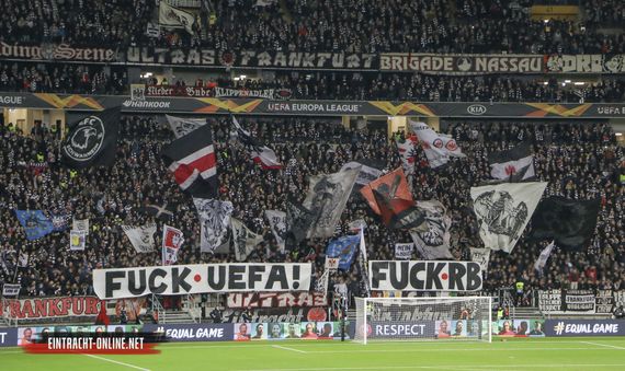 Das für heute um 21:00 Uhr angesetzte Europa League-Auswärtsspiel von Eintracht Frankfurt bei Red Bull Salzburg wurde kurzfristig abgesagt.<br />Bild: Eintracht-Online.net”><figcaption>Das für heute um 21:00 Uhr angesetzte Europa League-Auswärtsspiel von Eintracht Frankfurt bei Red Bull Salzburg wurde kurzfristig abgesagt.<br />Bild: Eintracht-Online.net</figcaption></figure>
                </div>
                
                <!-- YouTube (Meta-Feld) -->
                
            </div>
        </article>

                <script>
        (function() {
            var root = document.querySelector('.ff-single-news-gallery');
            if (!root) return;
            var slides = root.querySelectorAll('.ff-single-news-gallery-slide');
            var dots = root.querySelectorAll('.ff-single-news-gallery-dot');
            var prev = root.querySelector('.ff-single-news-gallery-prev');
            var next = root.querySelector('.ff-single-news-gallery-next');
            var n = slides.length;
            if (n < 2) return;
            var i = 0;
            function closeAllImgInfo() {
                root.querySelectorAll('.ff-fv-img-info-host.is-info-open').forEach(function(host) {
                    host.classList.remove('is-info-open');
                    var b = host.querySelector('.ff-fv-img-info-btn');
                    var p = host.querySelector('.ff-fv-img-info-panel');
                    if (b) b.setAttribute('aria-expanded', 'false');
                    if (p) p.setAttribute('aria-hidden', 'true');
                });
            }
            function show(idx) {
                closeAllImgInfo();
                i = ((idx % n) + n) % n;
                for (var s = 0; s < n; s++) {
                    if (s === i) slides[s].removeAttribute('hidden'); else slides[s].setAttribute('hidden', '');
                }
                for (var s = 0; s < dots.length; s++) {
                    dots[s].classList.toggle('is-active', s === i);
                    dots[s].setAttribute('aria-selected', s === i ? 'true' : 'false');
                }
            }
            if (prev) prev.addEventListener('click', function() { show(i - 1); });
            if (next) next.addEventListener('click', function() { show(i + 1); });
            for (var d = 0; d < dots.length; d++) {
                (function(di) { dots[di].addEventListener('click', function() { show(di); }); })(d);
            }
        })();
        </script>
        
        <!-- Kommentare -->
                <section class=