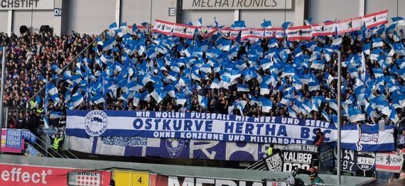 Passend zum Thema: Aktion der Hertha BSC-Fans in Paderborn.<br />Bild: Der Weg ist das Spiel”><figcaption>Passend zum Thema: Aktion der Hertha BSC-Fans in Paderborn.<br />Bild: Der Weg ist das Spiel</figcaption></figure>
<figure><img decoding=