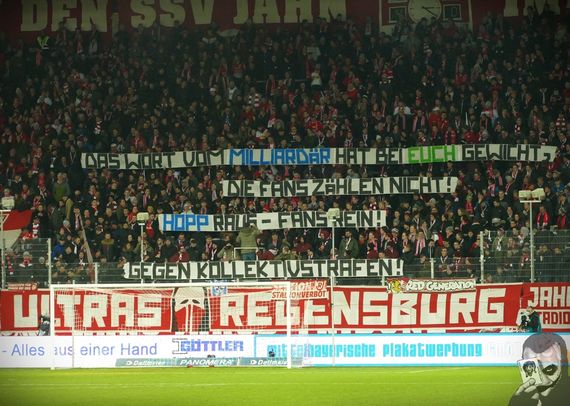 Das Spruchband der Jahn Regensburg-Fans.<br />Bild: jokersradeberg.de”><figcaption>Das Spruchband der Jahn Regensburg-Fans.<br />Bild: jokersradeberg.de</figcaption></figure>
<figure><img decoding=
