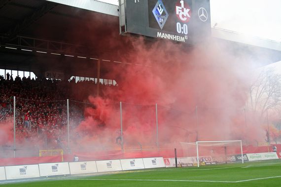 Die Pyroshow der FCK-Fans vor Anpfiff der 1. Halbzeit.<br />Bild: www.der-betze-brennt.de”><figcaption>Die Pyroshow der FCK-Fans vor Anpfiff der 1. Halbzeit.<br />Bild: www.der-betze-brennt.de</figcaption></figure>
<figure><img decoding=