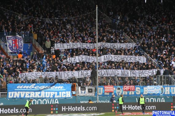 Spruchband in der Ostkurve Bochum zum Thema. Dort waren Schickeria und Red Fanatic gestern zu Gast.<br />Bild: Photomafia-Bochum.de”><figcaption>Spruchband in der Ostkurve Bochum zum Thema. Dort waren Schickeria und Red Fanatic gestern zu Gast.<br />Bild: Photomafia-Bochum.de</figcaption></figure>
<figure><img decoding=