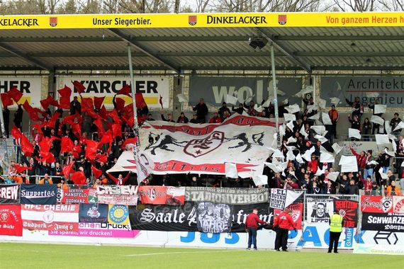 Aktion der Saalefront Ultras in Aspach.<br />Bild: chemiehalle.de”><figcaption>Aktion der Saalefront Ultras in Aspach.<br />Bild: chemiehalle.de</figcaption></figure>
<figure><img decoding=