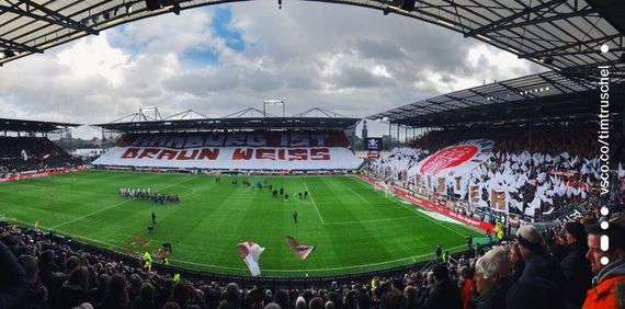 Die Choreografie auf Gegengerade und in der Südkurve.<br />Bild: timtruschel”><figcaption>Die Choreografie auf Gegengerade und in der Südkurve.<br />Bild: timtruschel</figcaption></figure>
<figure><img decoding=