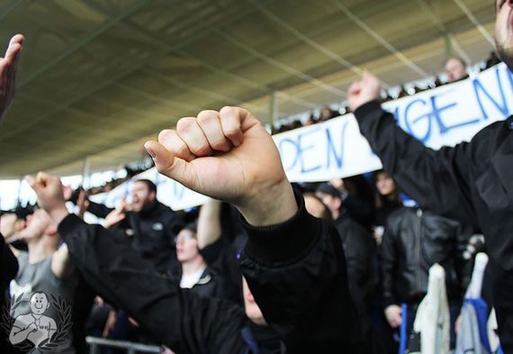 TSG Hoffenheim-Anhänger wurde am Samstag aufgefordert, ihr Spruchband einzupacken, obwohl darauf keine Beleidigung geschrieben stand.<br />Bild: ch07.de”><figcaption>TSG Hoffenheim-Anhänger wurde am Samstag aufgefordert, ihr Spruchband einzupacken, obwohl darauf keine Beleidigung geschrieben stand.<br />Bild: ch07.de</figcaption></figure>
<figure><img decoding=