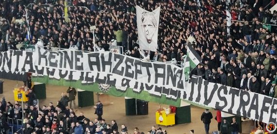 Spruchband im Oberrang der Nordkurve des Niedersachsenstadions.<br />Bild: Unterwegs in Sachen Fussball – www.uisf.de”><figcaption>Spruchband im Oberrang der Nordkurve des Niedersachsenstadions.<br />Bild: Unterwegs in Sachen Fussball – www.uisf.de</figcaption></figure>
<figure><img decoding=