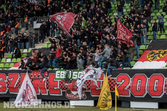 Die SSV Reutlingen-Fans haben sich beim Derby gegen die Stuttgarter Kickers nichts zu Schulden kommen lassen.<br />Bild: neunzehn05.de”><figcaption>Die SSV Reutlingen-Fans haben sich beim Derby gegen die Stuttgarter Kickers nichts zu Schulden kommen lassen.<br />Bild: neunzehn05.de</figcaption></figure>
<figure><img decoding=