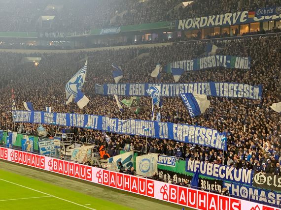 Spruchband der Ultras Gelsenkirchen.<br />Bild: Susanne Blondundblau auf Schalke”><figcaption>Spruchband der Ultras Gelsenkirchen.<br />Bild: Susanne Blondundblau auf Schalke</figcaption></figure>
<figure><img decoding=