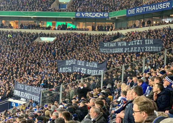 Dieses Plakat sorgte gestern auf Schalke nicht für eine Unterbrechung, weil darauf keine persönliche Beleidigung zu sehen ist.<br />Bild: Susanneblondundblau”><figcaption>Dieses Plakat sorgte gestern auf Schalke nicht für eine Unterbrechung, weil darauf keine persönliche Beleidigung zu sehen ist.<br />Bild: Susanneblondundblau</figcaption></figure>
<figure><img decoding=