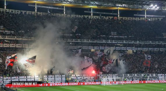Das Intro der Nordwestkurve beim Einlaufen der Mannschaften.<br />Bild: Eintracht-Online.net”><figcaption>Das Intro der Nordwestkurve beim Einlaufen der Mannschaften.<br />Bild: Eintracht-Online.net</figcaption></figure>
<figure><img decoding=