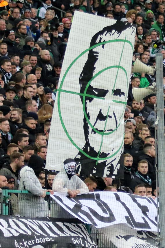 Mit der Aktion der Sottoculutra Ultras vor zwei Wochen wurde der neueste Konflikt zwischen DFB und Fanszenen ins Stadion getragen.<br />Bild: Dirk Päffgen”><figcaption>Mit der Aktion der Sottoculutra Ultras vor zwei Wochen wurde der neueste Konflikt zwischen DFB und Fanszenen ins Stadion getragen.<br />Bild: Dirk Päffgen</figcaption></figure>
<figure><img decoding=