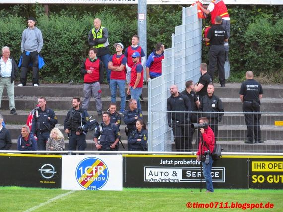 Die Polizei in Pforzheim fordert, dass polizeikritische Botschaften im Stadion generell verboten werden.<br />Bild: timo0711.blogspot.de”><figcaption>Die Polizei in Pforzheim fordert, dass polizeikritische Botschaften im Stadion generell verboten werden.<br />Bild: timo0711.blogspot.de</figcaption></figure>
<figure><img decoding=