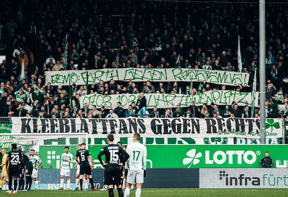 Spruchband auf der Nordtribüne im Sportpark Ronhof.<br />Bild: spvgg-fuerth.com”><figcaption>Spruchband auf der Nordtribüne im Sportpark Ronhof.<br />Bild: spvgg-fuerth.com</figcaption></figure>
<figure><img decoding=