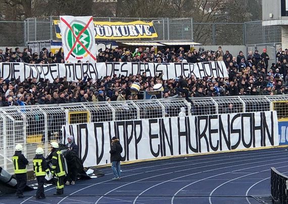 Diese Aktion in der Südkurve Jena sorgte kurz nach Anpfiff für eine Spielunterbrechung.<br />Bild: fcc_carlzeisso1903″><figcaption>Diese Aktion in der Südkurve Jena sorgte kurz nach Anpfiff für eine Spielunterbrechung.<br />Bild: fcc_carlzeisso1903</figcaption></figure>
<figure><img decoding=