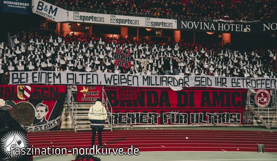 Der linke Teil der Choreografie.<br />Bild: Faszination-Nordkurve.de”><figcaption>Der linke Teil der Choreografie.<br />Bild: Faszination-Nordkurve.de</figcaption></figure>
<figure><img decoding=