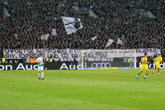 Mit diesem Spruchband kritisierten die Sottocultura Ultras am Samstag die Berichterstattung mancher Medien.<br />Bild: Dirk Päffgen”><figcaption>Mit diesem Spruchband kritisierten die Sottocultura Ultras am Samstag die Berichterstattung mancher Medien.<br />Bild: Dirk Päffgen</figcaption></figure>
<figure><img decoding=
