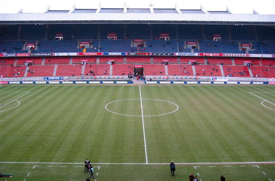 Im Parc des Princes wird am Mittwoch in der Königsklasse ohne Zuschauer gespielt.<br />Bild: Gerhard Rudolf“><figcaption>Im Parc des Princes wird am Mittwoch in der Königsklasse ohne Zuschauer gespielt.<br />Bild: Gerhard Rudolf</figcaption></figure>
            </div>

                    </article>

                <section class=