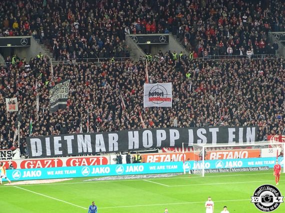 Zuerst wurde das Plakat nicht komplett ausgerollt. Bild: timo0711.blogspot.de