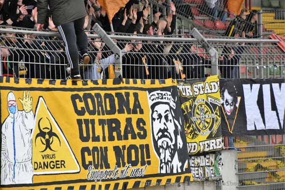 Alemannia Aachen-Fans mit einer Zaunfahne zum Thema.<br />Bild: Fuppes muss dreckig bleiben”><figcaption>Alemannia Aachen-Fans mit einer Zaunfahne zum Thema.<br />Bild: Fuppes muss dreckig bleiben</figcaption></figure>
<figure><img decoding=