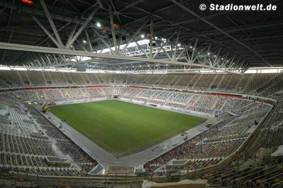 Auch in Düsseldorf wird am Freitagabend ohne Zuschauer gespielt.<br />Bild: Stadionwelt”><figcaption>Auch in Düsseldorf wird am Freitagabend ohne Zuschauer gespielt.<br />Bild: Stadionwelt</figcaption></figure>
                </div>
                
                <!-- YouTube (Meta-Feld) -->
                
            </div>
        </article>

                <script>
        (function() {
            var root = document.querySelector('.ff-single-news-gallery');
            if (!root) return;
            var slides = root.querySelectorAll('.ff-single-news-gallery-slide');
            var dots = root.querySelectorAll('.ff-single-news-gallery-dot');
            var prev = root.querySelector('.ff-single-news-gallery-prev');
            var next = root.querySelector('.ff-single-news-gallery-next');
            var n = slides.length;
            if (n < 2) return;
            var i = 0;
            function closeAllImgInfo() {
                root.querySelectorAll('.ff-fv-img-info-host.is-info-open').forEach(function(host) {
                    host.classList.remove('is-info-open');
                    var b = host.querySelector('.ff-fv-img-info-btn');
                    var p = host.querySelector('.ff-fv-img-info-panel');
                    if (b) b.setAttribute('aria-expanded', 'false');
                    if (p) p.setAttribute('aria-hidden', 'true');
                });
            }
            function show(idx) {
                closeAllImgInfo();
                i = ((idx % n) + n) % n;
                for (var s = 0; s < n; s++) {
                    if (s === i) slides[s].removeAttribute('hidden'); else slides[s].setAttribute('hidden', '');
                }
                for (var s = 0; s < dots.length; s++) {
                    dots[s].classList.toggle('is-active', s === i);
                    dots[s].setAttribute('aria-selected', s === i ? 'true' : 'false');
                }
            }
            if (prev) prev.addEventListener('click', function() { show(i - 1); });
            if (next) next.addEventListener('click', function() { show(i + 1); });
            for (var d = 0; d < dots.length; d++) {
                (function(di) { dots[di].addEventListener('click', function() { show(di); }); })(d);
            }
        })();
        </script>
        
        <!-- Kommentare -->
                <section class=