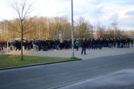 Knapp 500 Gladbach-Fans nahmen den Teambus am Stadion in Empfang.<br />Bild: Dirk Päffgen”><figcaption>Knapp 500 Gladbach-Fans nahmen den Teambus am Stadion in Empfang.<br />Bild: Dirk Päffgen</figcaption></figure>
<figure><img decoding=