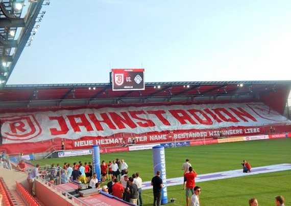 Die Fanszene forderte den Namen schon bei der Eröffnung 2015.<br />Bild: Würzburger Expertenrunde”><figcaption>Die Fanszene forderte den Namen schon bei der Eröffnung 2015.<br />Bild: Würzburger Expertenrunde</figcaption></figure>
                </div>
                
                <!-- YouTube (Meta-Feld) -->
                
            </div>
        </article>

                <script>
        (function() {
            var root = document.querySelector('.ff-single-news-gallery');
            if (!root) return;
            var slides = root.querySelectorAll('.ff-single-news-gallery-slide');
            var dots = root.querySelectorAll('.ff-single-news-gallery-dot');
            var prev = root.querySelector('.ff-single-news-gallery-prev');
            var next = root.querySelector('.ff-single-news-gallery-next');
            var n = slides.length;
            if (n < 2) return;
            var i = 0;
            function closeAllImgInfo() {
                root.querySelectorAll('.ff-fv-img-info-host.is-info-open').forEach(function(host) {
                    host.classList.remove('is-info-open');
                    var b = host.querySelector('.ff-fv-img-info-btn');
                    var p = host.querySelector('.ff-fv-img-info-panel');
                    if (b) b.setAttribute('aria-expanded', 'false');
                    if (p) p.setAttribute('aria-hidden', 'true');
                });
            }
            function show(idx) {
                closeAllImgInfo();
                i = ((idx % n) + n) % n;
                for (var s = 0; s < n; s++) {
                    if (s === i) slides[s].removeAttribute('hidden'); else slides[s].setAttribute('hidden', '');
                }
                for (var s = 0; s < dots.length; s++) {
                    dots[s].classList.toggle('is-active', s === i);
                    dots[s].setAttribute('aria-selected', s === i ? 'true' : 'false');
                }
            }
            if (prev) prev.addEventListener('click', function() { show(i - 1); });
            if (next) next.addEventListener('click', function() { show(i + 1); });
            for (var d = 0; d < dots.length; d++) {
                (function(di) { dots[di].addEventListener('click', function() { show(di); }); })(d);
            }
        })();
        </script>
        
        <!-- Kommentare -->
                <section class=