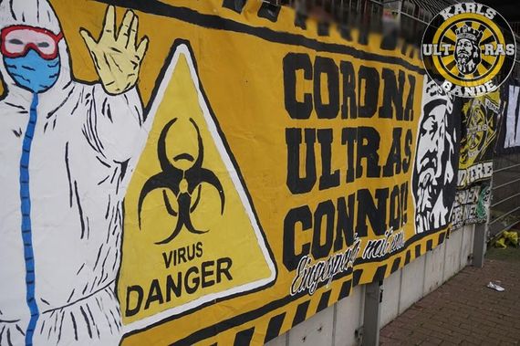 Banner der Karlsbande beim Auswärtsspiel in Oberhausen.<br />Bild: Karlsbande.de”><figcaption>Banner der Karlsbande beim Auswärtsspiel in Oberhausen.<br />Bild: Karlsbande.de</figcaption></figure>
<figure><img decoding=