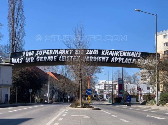 Die Aktion der SK Sturm-Fans in Graz.<br />Bild: SturmTifo.com”><figcaption>Die Aktion der SK Sturm-Fans in Graz.<br />Bild: SturmTifo.com</figcaption></figure>
<figure><img decoding=