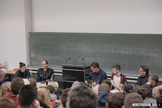 Die Podiumsdiskussion in den Räumen der Universität Freiburg.<br />Bild: Nordtribuene.org”><figcaption>Die Podiumsdiskussion in den Räumen der Universität Freiburg.<br />Bild: Nordtribuene.org</figcaption></figure>
                </div>
                
                <!-- YouTube (Meta-Feld) -->
                
            </div>
        </article>

                <script>
        (function() {
            var root = document.querySelector('.ff-single-news-gallery');
            if (!root) return;
            var slides = root.querySelectorAll('.ff-single-news-gallery-slide');
            var dots = root.querySelectorAll('.ff-single-news-gallery-dot');
            var prev = root.querySelector('.ff-single-news-gallery-prev');
            var next = root.querySelector('.ff-single-news-gallery-next');
            var n = slides.length;
            if (n < 2) return;
            var i = 0;
            function closeAllImgInfo() {
                root.querySelectorAll('.ff-fv-img-info-host.is-info-open').forEach(function(host) {
                    host.classList.remove('is-info-open');
                    var b = host.querySelector('.ff-fv-img-info-btn');
                    var p = host.querySelector('.ff-fv-img-info-panel');
                    if (b) b.setAttribute('aria-expanded', 'false');
                    if (p) p.setAttribute('aria-hidden', 'true');
                });
            }
            function show(idx) {
                closeAllImgInfo();
                i = ((idx % n) + n) % n;
                for (var s = 0; s < n; s++) {
                    if (s === i) slides[s].removeAttribute('hidden'); else slides[s].setAttribute('hidden', '');
                }
                for (var s = 0; s < dots.length; s++) {
                    dots[s].classList.toggle('is-active', s === i);
                    dots[s].setAttribute('aria-selected', s === i ? 'true' : 'false');
                }
            }
            if (prev) prev.addEventListener('click', function() { show(i - 1); });
            if (next) next.addEventListener('click', function() { show(i + 1); });
            for (var d = 0; d < dots.length; d++) {
                (function(di) { dots[di].addEventListener('click', function() { show(di); }); })(d);
            }
        })();
        </script>
        
        <!-- Kommentare -->
                <section class=