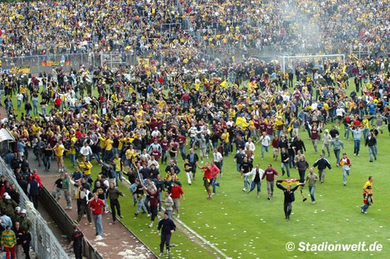 Dynamo-Fans feiern den Aufstieg in Krefeld.<br />Bild: Faszination Fankurve”><figcaption>Dynamo-Fans feiern den Aufstieg in Krefeld.<br />Bild: Faszination Fankurve</figcaption></figure>
                </div>
                
                <!-- YouTube (Meta-Feld) -->
                
            </div>
        </article>

                <script>
        (function() {
            var root = document.querySelector('.ff-single-news-gallery');
            if (!root) return;
            var slides = root.querySelectorAll('.ff-single-news-gallery-slide');
            var dots = root.querySelectorAll('.ff-single-news-gallery-dot');
            var prev = root.querySelector('.ff-single-news-gallery-prev');
            var next = root.querySelector('.ff-single-news-gallery-next');
            var n = slides.length;
            if (n < 2) return;
            var i = 0;
            function closeAllImgInfo() {
                root.querySelectorAll('.ff-fv-img-info-host.is-info-open').forEach(function(host) {
                    host.classList.remove('is-info-open');
                    var b = host.querySelector('.ff-fv-img-info-btn');
                    var p = host.querySelector('.ff-fv-img-info-panel');
                    if (b) b.setAttribute('aria-expanded', 'false');
                    if (p) p.setAttribute('aria-hidden', 'true');
                });
            }
            function show(idx) {
                closeAllImgInfo();
                i = ((idx % n) + n) % n;
                for (var s = 0; s < n; s++) {
                    if (s === i) slides[s].removeAttribute('hidden'); else slides[s].setAttribute('hidden', '');
                }
                for (var s = 0; s < dots.length; s++) {
                    dots[s].classList.toggle('is-active', s === i);
                    dots[s].setAttribute('aria-selected', s === i ? 'true' : 'false');
                }
            }
            if (prev) prev.addEventListener('click', function() { show(i - 1); });
            if (next) next.addEventListener('click', function() { show(i + 1); });
            for (var d = 0; d < dots.length; d++) {
                (function(di) { dots[di].addEventListener('click', function() { show(di); }); })(d);
            }
        })();
        </script>
        
        <!-- Kommentare -->
                <section class=