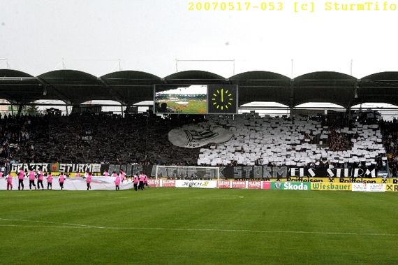 Die Choreografie der Nordkurve von Sturm Graz beim Heimderby im Mai 2007.<br />Bild: SturmTifo.com“><figcaption>Die Choreografie der Nordkurve von Sturm Graz beim Heimderby im Mai 2007.<br />Bild: SturmTifo.com</figcaption></figure>
            </div>

                    </article>

                <section class=