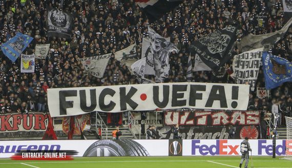 Banner der Eintracht-Fans beim Heimspiel gegen Salzburg<br />Bild: Eintracht-Online.net”><figcaption>Banner der Eintracht-Fans beim Heimspiel gegen Salzburg<br />Bild: Eintracht-Online.net</figcaption></figure>
<figure><img decoding=