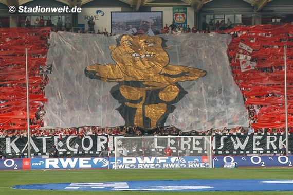 Die Abschiedschoreografie für Reiner Calmund.<br />Bild: Faszination Fankurve”><figcaption>Die Abschiedschoreografie für Reiner Calmund.<br />Bild: Faszination Fankurve</figcaption></figure>
<figure><img decoding=