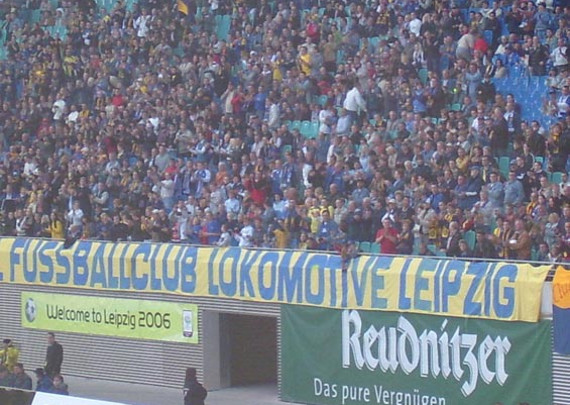 Lok Leipzig will mit der Aktion den eigenen Zuschauerrekord einstellen, wenn auch nur im virtuellen Raum.<br />Bild: Axel”><figcaption>Lok Leipzig will mit der Aktion den eigenen Zuschauerrekord einstellen, wenn auch nur im virtuellen Raum.<br />Bild: Axel</figcaption></figure>
                </div>
                
                <!-- YouTube (Meta-Feld) -->
                
            </div>
        </article>

                <script>
        (function() {
            var root = document.querySelector('.ff-single-news-gallery');
            if (!root) return;
            var slides = root.querySelectorAll('.ff-single-news-gallery-slide');
            var dots = root.querySelectorAll('.ff-single-news-gallery-dot');
            var prev = root.querySelector('.ff-single-news-gallery-prev');
            var next = root.querySelector('.ff-single-news-gallery-next');
            var n = slides.length;
            if (n < 2) return;
            var i = 0;
            function closeAllImgInfo() {
                root.querySelectorAll('.ff-fv-img-info-host.is-info-open').forEach(function(host) {
                    host.classList.remove('is-info-open');
                    var b = host.querySelector('.ff-fv-img-info-btn');
                    var p = host.querySelector('.ff-fv-img-info-panel');
                    if (b) b.setAttribute('aria-expanded', 'false');
                    if (p) p.setAttribute('aria-hidden', 'true');
                });
            }
            function show(idx) {
                closeAllImgInfo();
                i = ((idx % n) + n) % n;
                for (var s = 0; s < n; s++) {
                    if (s === i) slides[s].removeAttribute('hidden'); else slides[s].setAttribute('hidden', '');
                }
                for (var s = 0; s < dots.length; s++) {
                    dots[s].classList.toggle('is-active', s === i);
                    dots[s].setAttribute('aria-selected', s === i ? 'true' : 'false');
                }
            }
            if (prev) prev.addEventListener('click', function() { show(i - 1); });
            if (next) next.addEventListener('click', function() { show(i + 1); });
            for (var d = 0; d < dots.length; d++) {
                (function(di) { dots[di].addEventListener('click', function() { show(di); }); })(d);
            }
        })();
        </script>
        
        <!-- Kommentare -->
                <section class=