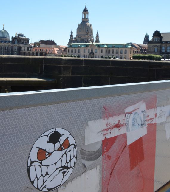 Für zwei Wochen war das Spruchband der Ultras Dynamo nicht mehr an der Brühlschen Terrasse zu sehen.<br />Bild: Faszination Fankurve”><figcaption>Für zwei Wochen war das Spruchband der Ultras Dynamo nicht mehr an der Brühlschen Terrasse zu sehen.<br />Bild: Faszination Fankurve</figcaption></figure>
                </div>
                
                <!-- YouTube (Meta-Feld) -->
                
            </div>
        </article>

                <script>
        (function() {
            var root = document.querySelector('.ff-single-news-gallery');
            if (!root) return;
            var slides = root.querySelectorAll('.ff-single-news-gallery-slide');
            var dots = root.querySelectorAll('.ff-single-news-gallery-dot');
            var prev = root.querySelector('.ff-single-news-gallery-prev');
            var next = root.querySelector('.ff-single-news-gallery-next');
            var n = slides.length;
            if (n < 2) return;
            var i = 0;
            function closeAllImgInfo() {
                root.querySelectorAll('.ff-fv-img-info-host.is-info-open').forEach(function(host) {
                    host.classList.remove('is-info-open');
                    var b = host.querySelector('.ff-fv-img-info-btn');
                    var p = host.querySelector('.ff-fv-img-info-panel');
                    if (b) b.setAttribute('aria-expanded', 'false');
                    if (p) p.setAttribute('aria-hidden', 'true');
                });
            }
            function show(idx) {
                closeAllImgInfo();
                i = ((idx % n) + n) % n;
                for (var s = 0; s < n; s++) {
                    if (s === i) slides[s].removeAttribute('hidden'); else slides[s].setAttribute('hidden', '');
                }
                for (var s = 0; s < dots.length; s++) {
                    dots[s].classList.toggle('is-active', s === i);
                    dots[s].setAttribute('aria-selected', s === i ? 'true' : 'false');
                }
            }
            if (prev) prev.addEventListener('click', function() { show(i - 1); });
            if (next) next.addEventListener('click', function() { show(i + 1); });
            for (var d = 0; d < dots.length; d++) {
                (function(di) { dots[di].addEventListener('click', function() { show(di); }); })(d);
            }
        })();
        </script>
        
        <!-- Kommentare -->
                <section class=