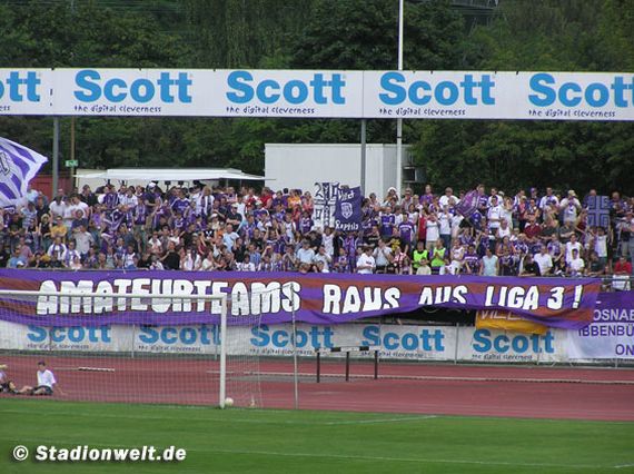 Diese Botschaft zeigten die VfL Osnabrück-Fans in der Saison 2004/2005 regelmäßig.<br />Bild: Faszination Fankurve”><figcaption>Diese Botschaft zeigten die VfL Osnabrück-Fans in der Saison 2004/2005 regelmäßig.<br />Bild: Faszination Fankurve</figcaption></figure>
                </div>
                
                <!-- YouTube (Meta-Feld) -->
                
            </div>
        </article>

                <script>
        (function() {
            var root = document.querySelector('.ff-single-news-gallery');
            if (!root) return;
            var slides = root.querySelectorAll('.ff-single-news-gallery-slide');
            var dots = root.querySelectorAll('.ff-single-news-gallery-dot');
            var prev = root.querySelector('.ff-single-news-gallery-prev');
            var next = root.querySelector('.ff-single-news-gallery-next');
            var n = slides.length;
            if (n < 2) return;
            var i = 0;
            function closeAllImgInfo() {
                root.querySelectorAll('.ff-fv-img-info-host.is-info-open').forEach(function(host) {
                    host.classList.remove('is-info-open');
                    var b = host.querySelector('.ff-fv-img-info-btn');
                    var p = host.querySelector('.ff-fv-img-info-panel');
                    if (b) b.setAttribute('aria-expanded', 'false');
                    if (p) p.setAttribute('aria-hidden', 'true');
                });
            }
            function show(idx) {
                closeAllImgInfo();
                i = ((idx % n) + n) % n;
                for (var s = 0; s < n; s++) {
                    if (s === i) slides[s].removeAttribute('hidden'); else slides[s].setAttribute('hidden', '');
                }
                for (var s = 0; s < dots.length; s++) {
                    dots[s].classList.toggle('is-active', s === i);
                    dots[s].setAttribute('aria-selected', s === i ? 'true' : 'false');
                }
            }
            if (prev) prev.addEventListener('click', function() { show(i - 1); });
            if (next) next.addEventListener('click', function() { show(i + 1); });
            for (var d = 0; d < dots.length; d++) {
                (function(di) { dots[di].addEventListener('click', function() { show(di); }); })(d);
            }
        })();
        </script>
        
        <!-- Kommentare -->
                <section class=