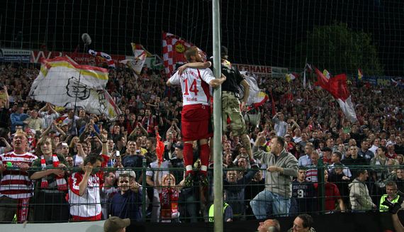 Feierlichkeiten der Union Berlin-Fans nach dem 4:2 Heimsieg gegen Dynamo.<br />Bild: Hänsch/www.unveu.de”><figcaption>Feierlichkeiten der Union Berlin-Fans nach dem 4:2 Heimsieg gegen Dynamo.<br />Bild: Hänsch/www.unveu.de</figcaption></figure>
                </div>
                
                <!-- YouTube (Meta-Feld) -->
                
            </div>
        </article>

                <script>
        (function() {
            var root = document.querySelector('.ff-single-news-gallery');
            if (!root) return;
            var slides = root.querySelectorAll('.ff-single-news-gallery-slide');
            var dots = root.querySelectorAll('.ff-single-news-gallery-dot');
            var prev = root.querySelector('.ff-single-news-gallery-prev');
            var next = root.querySelector('.ff-single-news-gallery-next');
            var n = slides.length;
            if (n < 2) return;
            var i = 0;
            function closeAllImgInfo() {
                root.querySelectorAll('.ff-fv-img-info-host.is-info-open').forEach(function(host) {
                    host.classList.remove('is-info-open');
                    var b = host.querySelector('.ff-fv-img-info-btn');
                    var p = host.querySelector('.ff-fv-img-info-panel');
                    if (b) b.setAttribute('aria-expanded', 'false');
                    if (p) p.setAttribute('aria-hidden', 'true');
                });
            }
            function show(idx) {
                closeAllImgInfo();
                i = ((idx % n) + n) % n;
                for (var s = 0; s < n; s++) {
                    if (s === i) slides[s].removeAttribute('hidden'); else slides[s].setAttribute('hidden', '');
                }
                for (var s = 0; s < dots.length; s++) {
                    dots[s].classList.toggle('is-active', s === i);
                    dots[s].setAttribute('aria-selected', s === i ? 'true' : 'false');
                }
            }
            if (prev) prev.addEventListener('click', function() { show(i - 1); });
            if (next) next.addEventListener('click', function() { show(i + 1); });
            for (var d = 0; d < dots.length; d++) {
                (function(di) { dots[di].addEventListener('click', function() { show(di); }); })(d);
            }
        })();
        </script>
        
        <!-- Kommentare -->
                <section class=