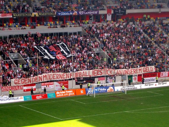 Die Ultras Düsseldorf sagten dem DFB damals öffentlich ab.<br />Bild: Ultraszene Mainz/N.-K.”><figcaption>Die Ultras Düsseldorf sagten dem DFB damals öffentlich ab.<br />Bild: Ultraszene Mainz/N.-K.</figcaption></figure>
<figure><img decoding=