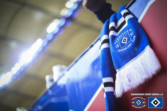 Mit Unsere Kurve haben sich nun die Supporters Clubs und Fanabteilungen zu Wort gemeldet.<br />Bild: hsv-sc.de”><figcaption>Mit Unsere Kurve haben sich nun die Supporters Clubs und Fanabteilungen zu Wort gemeldet.<br />Bild: hsv-sc.de</figcaption></figure>
                </div>
                
                <!-- YouTube (Meta-Feld) -->
                
            </div>
        </article>

                <script>
        (function() {
            var root = document.querySelector('.ff-single-news-gallery');
            if (!root) return;
            var slides = root.querySelectorAll('.ff-single-news-gallery-slide');
            var dots = root.querySelectorAll('.ff-single-news-gallery-dot');
            var prev = root.querySelector('.ff-single-news-gallery-prev');
            var next = root.querySelector('.ff-single-news-gallery-next');
            var n = slides.length;
            if (n < 2) return;
            var i = 0;
            function closeAllImgInfo() {
                root.querySelectorAll('.ff-fv-img-info-host.is-info-open').forEach(function(host) {
                    host.classList.remove('is-info-open');
                    var b = host.querySelector('.ff-fv-img-info-btn');
                    var p = host.querySelector('.ff-fv-img-info-panel');
                    if (b) b.setAttribute('aria-expanded', 'false');
                    if (p) p.setAttribute('aria-hidden', 'true');
                });
            }
            function show(idx) {
                closeAllImgInfo();
                i = ((idx % n) + n) % n;
                for (var s = 0; s < n; s++) {
                    if (s === i) slides[s].removeAttribute('hidden'); else slides[s].setAttribute('hidden', '');
                }
                for (var s = 0; s < dots.length; s++) {
                    dots[s].classList.toggle('is-active', s === i);
                    dots[s].setAttribute('aria-selected', s === i ? 'true' : 'false');
                }
            }
            if (prev) prev.addEventListener('click', function() { show(i - 1); });
            if (next) next.addEventListener('click', function() { show(i + 1); });
            for (var d = 0; d < dots.length; d++) {
                (function(di) { dots[di].addEventListener('click', function() { show(di); }); })(d);
            }
        })();
        </script>
        
        <!-- Kommentare -->
                <section class=