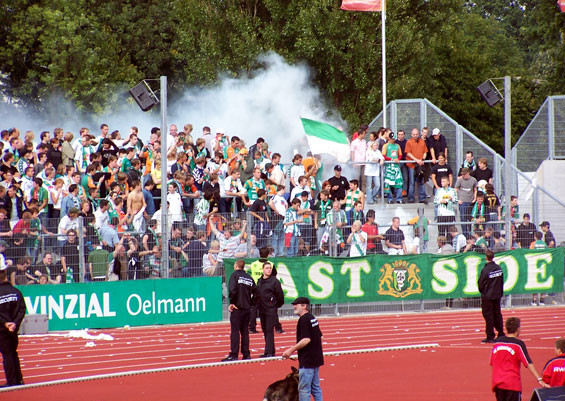 In der Hinrunde der Saison 2005/2006 hing die Zaunfahne der 1997 gegründeten Eastside Bremen noch.<br />Bild: Bastian Trojahn”><figcaption>In der Hinrunde der Saison 2005/2006 hing die Zaunfahne der 1997 gegründeten Eastside Bremen noch.<br />Bild: Bastian Trojahn</figcaption></figure>
                </div>
                
                <!-- YouTube (Meta-Feld) -->
                
            </div>
        </article>

                <script>
        (function() {
            var root = document.querySelector('.ff-single-news-gallery');
            if (!root) return;
            var slides = root.querySelectorAll('.ff-single-news-gallery-slide');
            var dots = root.querySelectorAll('.ff-single-news-gallery-dot');
            var prev = root.querySelector('.ff-single-news-gallery-prev');
            var next = root.querySelector('.ff-single-news-gallery-next');
            var n = slides.length;
            if (n < 2) return;
            var i = 0;
            function closeAllImgInfo() {
                root.querySelectorAll('.ff-fv-img-info-host.is-info-open').forEach(function(host) {
                    host.classList.remove('is-info-open');
                    var b = host.querySelector('.ff-fv-img-info-btn');
                    var p = host.querySelector('.ff-fv-img-info-panel');
                    if (b) b.setAttribute('aria-expanded', 'false');
                    if (p) p.setAttribute('aria-hidden', 'true');
                });
            }
            function show(idx) {
                closeAllImgInfo();
                i = ((idx % n) + n) % n;
                for (var s = 0; s < n; s++) {
                    if (s === i) slides[s].removeAttribute('hidden'); else slides[s].setAttribute('hidden', '');
                }
                for (var s = 0; s < dots.length; s++) {
                    dots[s].classList.toggle('is-active', s === i);
                    dots[s].setAttribute('aria-selected', s === i ? 'true' : 'false');
                }
            }
            if (prev) prev.addEventListener('click', function() { show(i - 1); });
            if (next) next.addEventListener('click', function() { show(i + 1); });
            for (var d = 0; d < dots.length; d++) {
                (function(di) { dots[di].addEventListener('click', function() { show(di); }); })(d);
            }
        })();
        </script>
        
        <!-- Kommentare -->
                <section class=