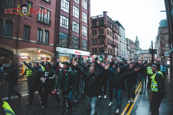 Bayer 04 Leverkusen-Fans bei der Auswärtstour beim Rangers FC in Glasgow.<br />Bild: Ultras-Leverkusen.de”><figcaption>Bayer 04 Leverkusen-Fans bei der Auswärtstour beim Rangers FC in Glasgow.<br />Bild: Ultras-Leverkusen.de</figcaption></figure>
                </div>
                
                <!-- YouTube (Meta-Feld) -->
                
            </div>
        </article>

                <script>
        (function() {
            var root = document.querySelector('.ff-single-news-gallery');
            if (!root) return;
            var slides = root.querySelectorAll('.ff-single-news-gallery-slide');
            var dots = root.querySelectorAll('.ff-single-news-gallery-dot');
            var prev = root.querySelector('.ff-single-news-gallery-prev');
            var next = root.querySelector('.ff-single-news-gallery-next');
            var n = slides.length;
            if (n < 2) return;
            var i = 0;
            function closeAllImgInfo() {
                root.querySelectorAll('.ff-fv-img-info-host.is-info-open').forEach(function(host) {
                    host.classList.remove('is-info-open');
                    var b = host.querySelector('.ff-fv-img-info-btn');
                    var p = host.querySelector('.ff-fv-img-info-panel');
                    if (b) b.setAttribute('aria-expanded', 'false');
                    if (p) p.setAttribute('aria-hidden', 'true');
                });
            }
            function show(idx) {
                closeAllImgInfo();
                i = ((idx % n) + n) % n;
                for (var s = 0; s < n; s++) {
                    if (s === i) slides[s].removeAttribute('hidden'); else slides[s].setAttribute('hidden', '');
                }
                for (var s = 0; s < dots.length; s++) {
                    dots[s].classList.toggle('is-active', s === i);
                    dots[s].setAttribute('aria-selected', s === i ? 'true' : 'false');
                }
            }
            if (prev) prev.addEventListener('click', function() { show(i - 1); });
            if (next) next.addEventListener('click', function() { show(i + 1); });
            for (var d = 0; d < dots.length; d++) {
                (function(di) { dots[di].addEventListener('click', function() { show(di); }); })(d);
            }
        })();
        </script>
        
        <!-- Kommentare -->
                <section class=